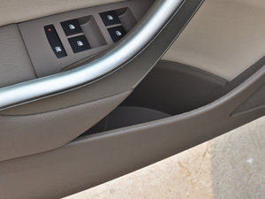 2013款1.6L 手动舒适型 前门储物空间