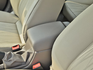2013款1.6L 手动舒适型 中央扶手箱