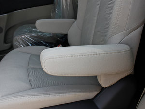 2013款2.4L CT舒适版 后排中央扶手