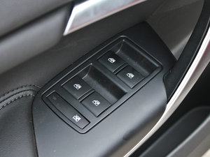 2013款1.6T 自动精英运动型 主驾车窗控制区	