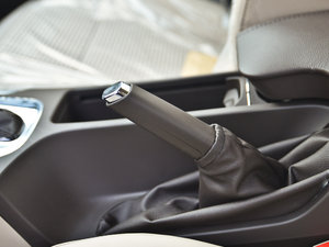 2014款2.0L 自动领先时尚型 驻车制动器