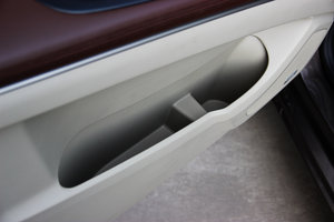 2014款3.0L XT旗舰版 前门储物空间
