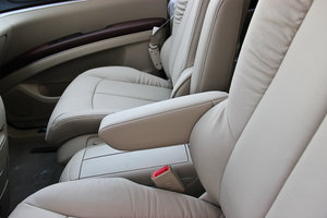 2014款3.0L XT旗舰版 中央扶手箱