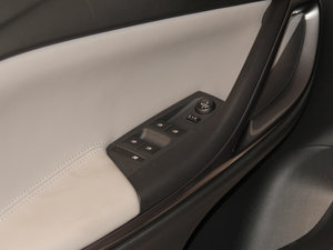 2016款两厢 15S 自动领先型 主驾车窗控制区	