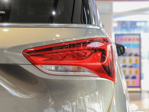 2018款18T 6座豪华型 尾灯