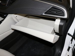 2018款18T 6座精英型 手套箱