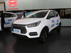 2019款EV360 智联悦尚型 左前45度