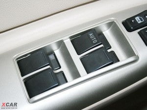 2009款1.5L 手动舒适版 主驾车窗控制区	