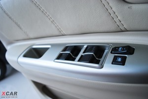 2009款1.5L 手动实用版 主驾车窗控制区	