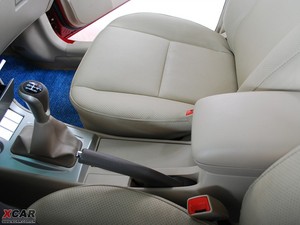 2009款1.5L 手动实用版 中央扶手箱