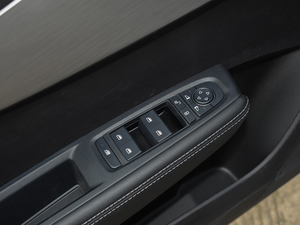 2020款1.5L CVT豪华型 主驾车窗控制区	