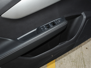 2020款1.5L CVT豪华型 前门储物空间