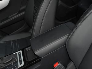 2020款1.5L CVT豪华型 中央扶手箱