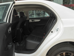 2020款1.5L CVT豪华型 后排空间