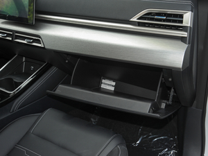 2020款1.5L CVT豪华型 手套箱