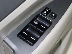 2010款2.0L 手动豪华版 主驾车窗控制区	
