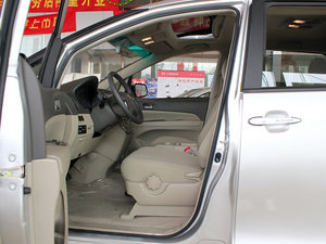 2010款2.0L 手动豪华版 前排空间