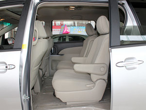 2010款2.0L 手动豪华版 后排空间