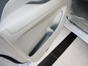 2010款2.4L 自动尊享版 前门储物空间