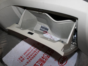 2010款2.4L 自动尊享版 手套箱