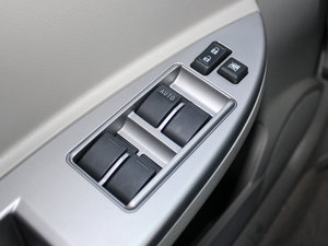 2010款1.5L 尊雅版(473QB) 主驾车窗控制区	