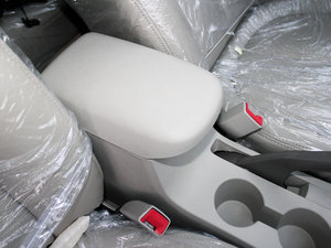 2010款1.5L 尊雅版(473QB) 中央扶手箱