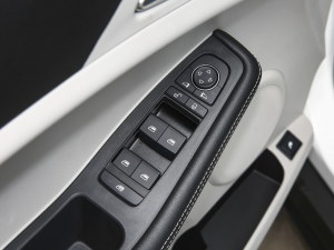 2021款401KM 豪华型 主驾车窗控制区	