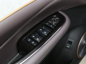 2023款DM-p 175KM 四驱旗舰型 主驾车窗控制区	