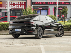 2022款DM-i 121KM尊贵型 右后45度