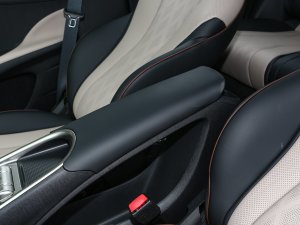 2023款420km 自由版 中央扶手箱