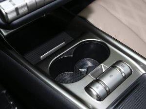 2023款420km 自由版 前排杯架