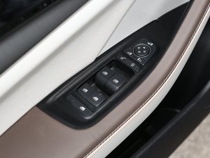 2023款冠军版 610KM卓越型 主驾车窗控制区	