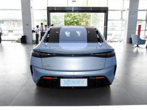 2023款冠军版 700km 尊贵型 正后	