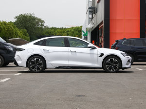2023款冠军版 550km 精英型 正侧（右）