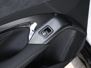 2023款冠军版 550km 精英型 后排车窗控制区