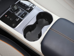 2023款冠军版 EV 605KM 旗舰PLUS 前排杯架