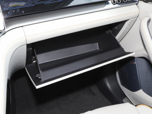 2023款冠军版 EV 605KM 旗舰PLUS 手套箱