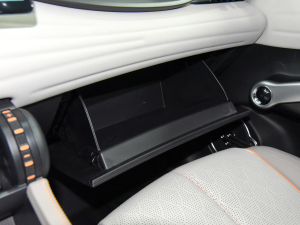2024款荣耀版 510KM 卓越型 手套箱