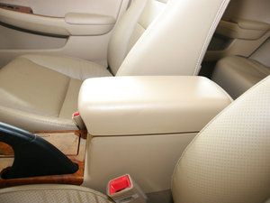 2010款2.0L 手动尊贵型 中央扶手箱