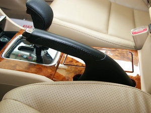 2010款2.4L 自动尊贵型 驻车制动器
