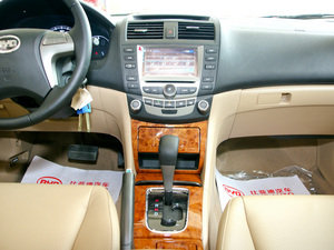 2010款2.4L 自动尊贵型 中控区