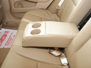 2010款2.4L 自动尊贵型 后排中央扶手