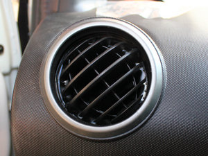 2010款1.0L 手动悦酷型 空调出风口