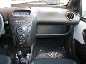 2010款1.0L 手动悦酷型 中控区