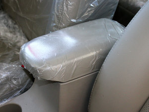 2011款1.8L CVT豪雅型 中央扶手箱