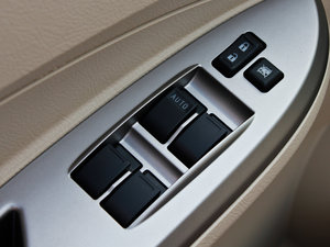 2011款新锋畅版 1.5L 手动尊贵型 主驾车窗控制区	
