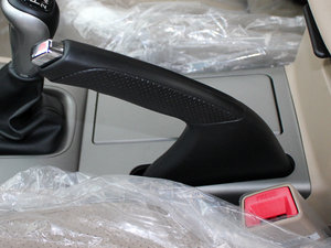 2011款黄金版 1.8L 手动豪华型 驻车制动器