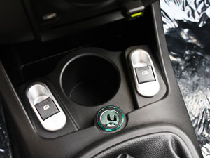 2011款1.0L 尚酷版铉酷型 主驾车窗控制区	