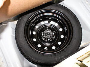 2011款1.0L 尚酷版铉酷型 备胎