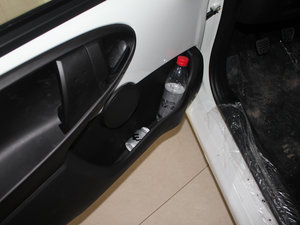 2011款1.0L 尚酷版铉酷型 前门储物空间